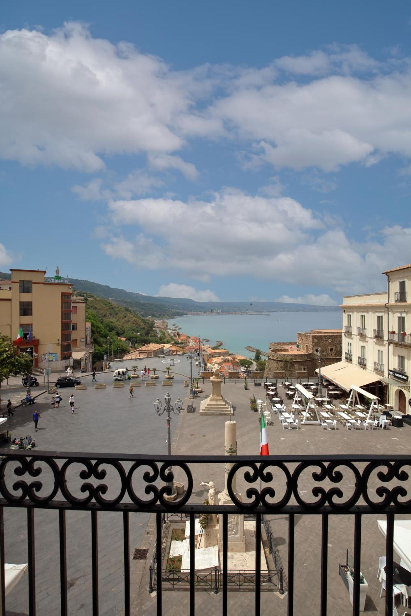 Hotel Della Piazza ピッツォ エクステリア 写真